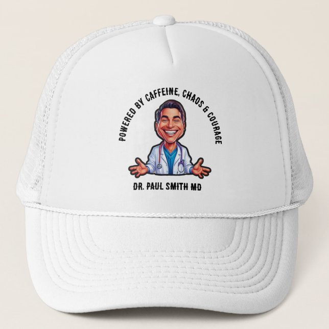 Gorra De Camionero DOCTOR Powered by caffeine, chaos & courage (Anverso)