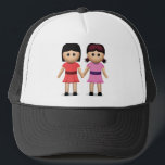 Gorra De Camionero Dos mujeres con Emoji de manos<br><div class="desc">Dos mujeres tomándose de la mano, probablemente debido a estar en una relación, o estas mujeres pueden ser mejores amigas. Una mujer lleva un vestido rojo, la otra lleva un vestido rosado. También conocida como Emoji Lesbiana, Emoji de Parejas Lesbianas, Emoji de Mejores Amigos y Chicas con Emoji de manos....</div>