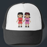 Gorra De Camionero Dos mujeres con Emoji de manos<br><div class="desc">Dos mujeres tomándose de la mano, probablemente debido a estar en una relación, o estas mujeres pueden ser mejores amigas. Una mujer lleva un vestido rojo, la otra lleva un vestido rosado. También conocida como Emoji Lesbiana, Emoji de Parejas Lesbianas, Emoji de Mejores Amigos y Chicas con Emoji de manos....</div>