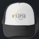 Gorra De Camionero Eclipse solar total de 2024 Texas Black & Gold mod<br><div class="desc">Presentamos nuestra moderna camiseta Personalizado Eclipse Solar Total 2024 Texas Black & Gold, una elegante pieza conmemorativa para este extraño evento celestial. esta camiseta captura la elegancia y emoción del eclipse solar total. Con el año 2024 exhibido con audacia, junto con la ubicación de Texas, sirve como un recuerdo atemporal...</div>