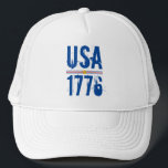 GORRA DE CAMIONERO EE.UU. 1776<br><div class="desc">EE.UU. y 1776 con un tipo de letra único está impreso en este camionero unisex que destaca con rayas rojas y azules y una estrella dorada. COINCIDIENDO con los artículos de nuestra tienda.</div>