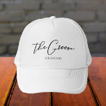 Gorra De Camionero El Boda Minimalista de la Moda personalizada de Gr<br><div class="desc">Este gorra de moda,  un novio simple,  muestra su nombre bajo una elegante tipografía negra leyendo The Groom. Personalizar a estos elegantes y modernos gorras de novias para su boda o fiesta de soltero.</div>