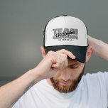 Gorra De Camionero El equipo del partido del bachiller Groom Groomsma<br><div class="desc">El diseño de la tapa de personalizado para su soltero incluye "TEAM GROOM" en negrita de color gris claro. El nombre del personalizar groomsman en la coordinación de la escritura masculina negra. A continuación se muestra el título o el texto del personalizado. El diseño está situado en el frente. Todos...</div>