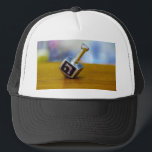 Gorra De Camionero El feliz Hanukkah de SlipperyJoe girando a cuatro<br><div class="desc">Felices Hanukkah de SlipperyJoe adorno de cuatro caras top dreidel artístico Celebración Velas Hebreo judío Chanukah regalos decoraciones Judaísmo religión Letra hebrea Nun juguete tradicional juego adulto símbolo cultural terminar metálico brillante superficie de madera</div>