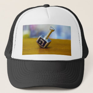 Gorra De Camionero El feliz Hanukkah de SlipperyJoe girando a cuatro 