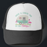 Gorra De Camionero El hogar es adonde usted pone su remolque retro de<br><div class="desc">Una camisa que ofrece un ilustracion de una turquesa de dos tonos y el remolque/el campista retros beige con el texto "casero es donde usted pone sus flamencos!"  y un ilustracion de dos flamencos.</div>