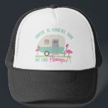 Gorra De Camionero El hogar es adonde usted pone su remolque retro de<br><div class="desc">Una camisa que ofrece un ilustracion de una turquesa de dos tonos y el remolque/el campista retros beige con el texto "casero es donde usted pone sus flamencos!"  y un ilustracion de dos flamencos.</div>