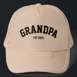Gorra De Camionero El nuevo abuelo personalizado celebra el día del p<br><div class="desc">Este abuelo personalizado "Este. Gorra de año es el regalo perfecto para celebrar a un abuelo nuevo o experimentado! Con un diseño clásico y estructurado, con letras negras en negrita y un estilo colegiado, este tapón muestra orgullosamente "GRANDPA" junto con un personalizable "Est". Año" detalle para marcar cuando comenzó el...</div>