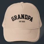 Gorra De Camionero El nuevo abuelo personalizado celebra el día del p<br><div class="desc">Este abuelo personalizado "Este. Gorra de año es el regalo perfecto para celebrar a un abuelo nuevo o experimentado! Con un diseño clásico y estructurado, con letras negras en negrita y un estilo colegiado, este tapón muestra orgullosamente "GRANDPA" junto con un personalizable "Est". Año" detalle para marcar cuando comenzó el...</div>