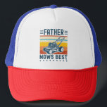 Gorra De Camionero El padre consigue la mejor cosecha de césped diver<br><div class="desc">Camiseta vintage divertida de papá con un texto en negrita en blanco que dice "Padre Mows Best" con un gráfico de cortadora de césped. Perfecto para papás que adoran la siembra,  el trabajo en el patio o los chistes de papá. Día del Gran Padre o regalo de cumpleaños.</div>