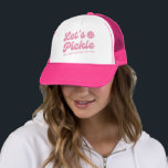 Gorra De Camionero El retro rosado vamos a robar el bolas de bolas pe<br><div class="desc">Gorra de pickleball súper divertido que presenta "Let's Pickle" con un tipo de letra rosa y un texto personalizado. Añadir un nombre de jugador, nombre de club de pickleball, dicho gracioso, etc. Hace el regalo/recuerdo perfecto para cualquier fiesta de pickleball, torneo o evento especial de pickleball. Obtén gorras para tu...</div>