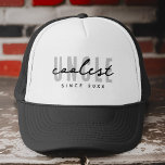Gorra De Camionero El tío más frío Modern Elegant Simple Día del Padr<br><div class="desc">Este diseño sencillo y moderno se compone de una tipografía de san serif.</div>