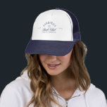Gorra De Camionero Elegante partido de la Marina de Guerra Vintage y<br><div class="desc">Un accesorio sin esfuerzo para tu fin de semana de soltera — este camionero de inspiración vintage que trae estilo de club de perritos con un toque descarado. Diseñado con contraste de color blanco y marino, texto curvo y la firma "Juego". Set. Champagne." lema, está hecho para selfies en el...</div>