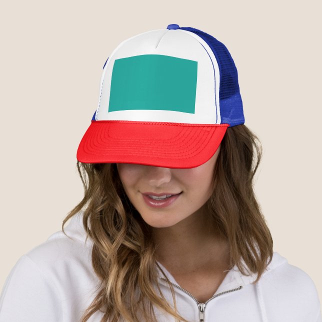 Gorra De Camionero Elevar el diseño con un fondo verde (In situ)