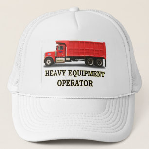 GORRA DE CAMIONERO EN EL CAMIÓN VOLQUETE DEL CAMINO