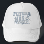 Gorra De Camionero En mi época comprometida compromiso regalo a la Pe<br><div class="desc">Eleva la celebración de tu compromiso con nuestro sombrero de camionero Personalizado de finanzas "In My Engaged Era". Este accesorio moderno y fresco es el regalo personalizado perfecto para la futura novia, añadiendo un toque de estilo retro a su ducha de novia o fiesta de soltera. El gorra presenta texto...</div>
