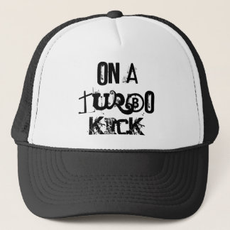 GORRA DE CAMIONERO EN UN RETROCESO DE TURBO