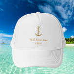 Gorra De Camionero Equipo de nombres de embarcaciones de anclaje blan<br><div class="desc">Un fondo blanco. Decorado con un falso ancla dorada. Personalice y agregue el nombre,  título o texto del barco.</div>