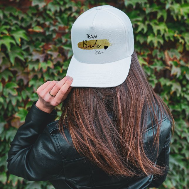 Gorra De Camionero Equipo de Novia Chic Moderno Personalizado de Oro  (Gold & Black Modern Chic Team Bride Personalized Trucker Hat)