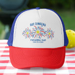 Gorra De Camionero Equipo Patriótico de Fuegos Artificiales del 4 de<br><div class="desc">Gorra súper divertido y festivo con "fuegos artificiales" de bola de picnic y 3 líneas de texto personalizado. Perfecto como gorras del equipo de torneos o para su fiesta de 4 de julio o de pickleball. También es genial para un Día Conmemorativo o un torneo de pickleball del Día de...</div>