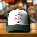 Gorra De Camionero Es gracioso que tomemos alcohol a Navidades LIT<br><div class="desc">Gracioso trendy Distressed Obtengamos diseño ligero con reno retro vintage y árbol de Navidad para todos los que les guste sus vacaciones servidas con un lado de alcohol.</div>