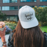 Gorra De Camionero Esposa malcriada con corona<br><div class="desc">Esposa malcriada con letras de letras cursivas negras. La letra O en mal estado está coronada por una corona dorada de dos tonos.</div>