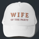 Gorra De Camionero Esposa retro de JEAN de la Fiesta Bachelorette Bri<br><div class="desc">Esta "esposa del fiesta" camionera de soltera que cuenta con un tipo de letra temático de los años 70 retro en naranja y rosa. Pida el blanco "el fiesta" para tu grupo de soltera para un evento cohesivo de soltera. ¡Los colores son editables! Haga clic en 'editar diseño' para crear...</div>