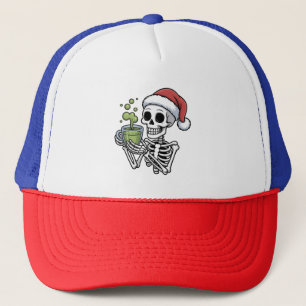 Gorra De Camionero Esqueleto sosteniendo bebida de matcha con sombrer