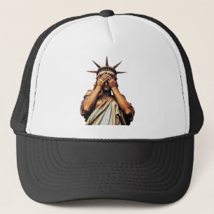 Gorra De Camionero Estatua de la Libertad cubriendo su rostro de verg