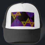 Gorra De Camionero Estrella feliz de Hanukkah de David menorah de Sli<br><div class="desc">Estrella feliz de Hanukkah de David menorah Dreidel Celebración artística Velas Hebreo Judío Chanukah regalos decoraciones Judaísmo cultura religión prácticas religiosas tradiciones diseño geométrico simbólico profundidad de contraste simetría de orden</div>