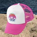 Gorra De Camionero Familia de la playa Reunión Personalizado Cruise P<br><div class="desc">Guay combina gorras de vacaciones familiares para que una madre o hermana se ponga en un crucero por la isla. Delante de una puesta de sol en la playa rosa de bonito hay bonitas palmeras. El personalizado perfecto para su viaje de verano al mar.</div>