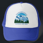 Gorra De Camionero Familia personalizado recorre senderismo por la mo<br><div class="desc">Cápsulas familiares personalizadas para su viaje de verano o escapada en otoño a las montañas de Colorado o una hermosa cabaña en el bosque. Este diseño fresco cuenta con un dibujo de un bonito de montañas nevadas frente a los abetos verdes. Un gran gorra natural para una familia amante del...</div>