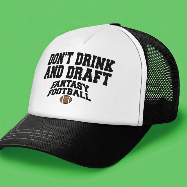 Gorra De Camionero Fantasía: El fútbol no bebe ni borra (Fantasy Football Trucker Hat)