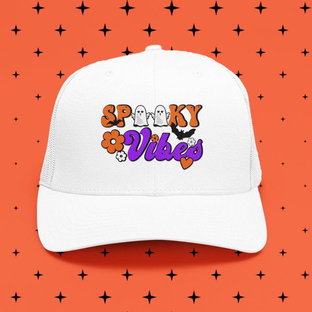 Gorra De Camionero Fantasmas de vibraciones espeluznantes (Get into the spirit of Halloween with this fun retro inspired Trucker Hat.)