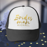 Gorra De Camionero Faux Relieve metalizado dorado Bridesman Boda Truc<br><div class="desc">Añade el nombre de tu novia a este sombrero de camionero blanco y negro. Hace un útil regalo de agradecimiento por ser el mejor novia que has tenido en tu boda. Además, se sentirá parte de tu tribu de novias. ¡Fabuloso Relieve metalizado falso! Es un efecto visual impreso y nunca...</div>