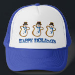 Gorra De Camionero Felices fiestas Navidades Hanukkah Snowman Winter<br><div class="desc">Gorra cuenta con un ilustracion de marca original de una galleta de azúcar de muñeca de nieve, con FELICES FESTIVIDADES en una fuente divertida. ¡Perfecto para las celebraciones de Hanukkah y Navidades! ¿No ves lo que estás buscando? ¿Necesita ayuda con la personalización? Haga clic en "Contactar con este diseñador" para...</div>