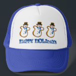 Gorra De Camionero Felices fiestas Navidades Hanukkah Snowman Winter<br><div class="desc">Gorra cuenta con un ilustracion de marca original de una galleta de azúcar de muñeca de nieve, con FELICES FESTIVIDADES en una fuente divertida. ¡Perfecto para las celebraciones de Hanukkah y Navidades! ¿No ves lo que estás buscando? ¿Necesita ayuda con la personalización? Haga clic en "Contactar con este diseñador" para...</div>