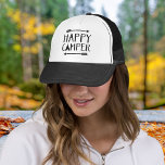 Gorra De Camionero Feliz Camper<br><div class="desc">¡Abran el espíritu de aventura y la alegría de vivir al aire libre con nuestra vestimenta y accesorios "Happy Camper"! Con un encantador gráfico de una acogedora tienda enclavada en medio de flechas extravagantes, nuestros diseños capturan la esencia de la lujuria y la exploración. Tanto si eres un aventurero experimentado...</div>