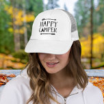 Gorra De Camionero Feliz Camper<br><div class="desc">¡Abran el espíritu de aventura y la alegría de vivir al aire libre con nuestra vestimenta y accesorios "Happy Camper"! Con un encantador gráfico de una acogedora tienda enclavada en medio de flechas extravagantes, nuestros diseños capturan la esencia de la lujuria y la exploración. Tanto si eres un aventurero experimentado...</div>