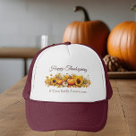 Gorra De Camionero Feliz Día de Acción de Gracias a la familia de Per<br><div class="desc">Este gorra de reuniones familiares de vacaciones,  de estilo antiguo,  presenta un dibujo vintage de calabazas naranjas,  hojas caídas y bonitos girasoles otoñales. Nostálgicos gorras de Feliz Día de Acción de Gracias con escritura marrón de tu familia o nombre de negocio u otro texto personalizado.</div>