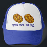 Gorra De Camionero Feliz Día de Desafío Hanukkah Chanukah Holiday Loa<br><div class="desc">Presenta un ilustracion original de un pan de jalita trenzado, con FELIZ DÍAS DE CHALA en un divertido tipo de letra. ¡Genial para Hanukkah! Este ilustracion vacacional también está disponible en otros productos. ¿No ves lo que estás buscando? ¿Necesita ayuda con la personalización? Contacte con Rebecca para que tenga algo...</div>