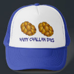 Gorra De Camionero Feliz Día de Desafío Hanukkah Chanukah Holiday Loa<br><div class="desc">Presenta un ilustracion original de un pan de jalita trenzado, con FELIZ DÍAS DE CHALA en un divertido tipo de letra. ¡Genial para Hanukkah! Este ilustracion vacacional también está disponible en otros productos. ¿No ves lo que estás buscando? ¿Necesita ayuda con la personalización? Contacte con Rebecca para que tenga algo...</div>