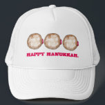 Gorra De Camionero Feliz Hanukkah Chanukah Jelly Donut Doughnut<br><div class="desc">Cuenta con un ilustracion original de un donut de gelatina con azúcar en polvo. ¡Perfecto para Hanukkah! Este ilustracion Chanukah también está disponible en otros productos. ¿No ves lo que estás buscando? ¿Necesita ayuda con la personalización? Contacte con Rebecca para que tenga algo diseñado para usted.</div>