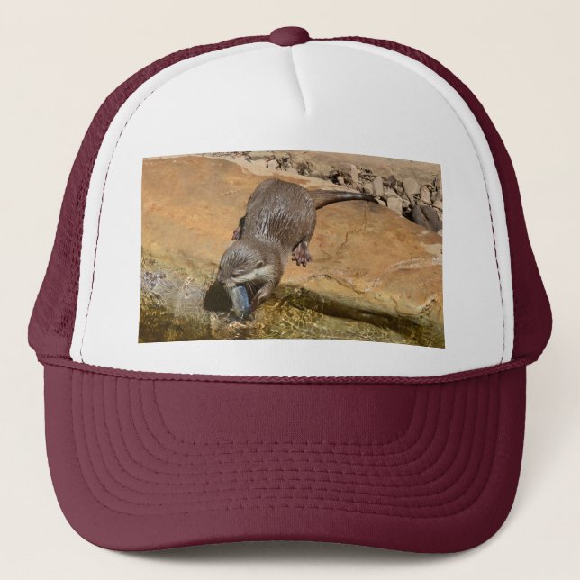 Gorra De Camionero **"Festín Pondside: Un Otter y su atracción"** (Anverso)