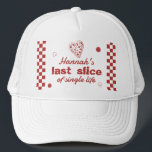 Gorra De Camionero Fiesta de fin de semana de la última pizzería Bach<br><div class="desc">¡Celebra el amor en la primera parte con nuestra colección de bachillerato Last Slice of Single Life! Desde invitaciones cursis-adorables hasta signos de salsa,  juegos y decoración,  este conjunto de pizza-perfecto tiene todo lo necesario para lanzar una divertida y sabrosa despedida a la futura novia. ¡En corteza confiamos! #zazzlemade</div>