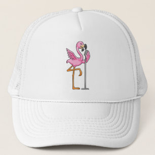 Gorra De Camionero Flamingo al cantar con micrófono