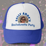 Gorra De Camionero Foto de la fiesta de la soltera de Lady<br><div class="desc">Para celebrar una fiesta de la soltera. Diseñado para alguien que está teniendo una "Bachelorette Party"! El gorra de Lady con su foto, su elección de nombre y su redacción fiesta. Cápsula Fiesta. Añada el nombre de la persona cuyo fiesta es, y también su fotografía. gorra de béisbol del partido...</div>