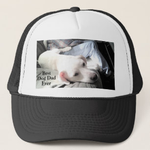 Gorra De Camionero Foto de perro blanco lindo colgando con papá