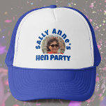Gorra De Camionero Foto del Fiesta de Lady's Hen<br><div class="desc">Para celebrar a un Fiesta de Hen. ¡Diseñado para alguien que tiene un "Fiesta de Hen"! El gorra de Lady con su foto, su elección de nombre y su redacción fiesta. Cápsula Fiesta. Añada el nombre de la persona cuyo fiesta es, y también su fotografía. gorra de béisbol del partido...</div>