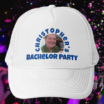 Gorra De Camionero Foto del partido del soltero del hombre<br><div class="desc">Para celebrar una fiesta de solteros. ¡Diseñado para alguien que está teniendo una "Bachelor Party"! Gorra masculino con tu foto,  elección de nombre y redacción fiesta. Tapa de la Bachelor Party. Añada el nombre de la persona cuyo fiesta es,  y también su fotografía. gorra de béisbol del partido Bachelor.</div>